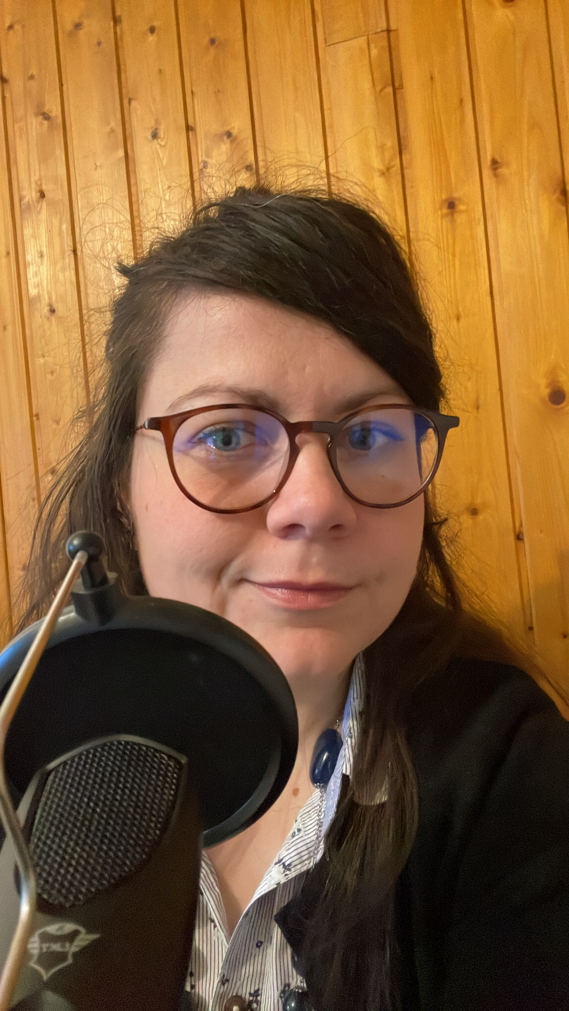 Adeline Cointe pose devant son micro avant d'enregistrer une interview pour un podcast qui lui permettra d'être découverte