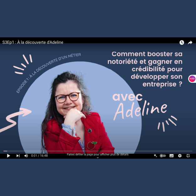 Miniature du podcast À la découverte d'Adeline : Adeline souriante en veste rouge avec broche pomme, cheveux bruns ondulés, lunettes, fond bleu