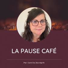 Femme brune à lunettes en médaillon circulaire sur fond bordeaux avec flammes, campagne presse pour crowdfunding La Pause Café par Camille.David