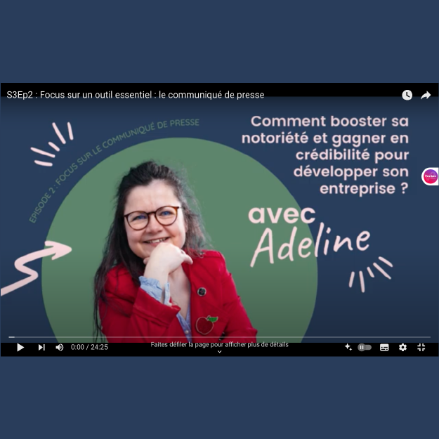 Adeline, veste rouge et lunettes, souriante, devant fond vert, vignette podcast sur le communiqué de presse outil essentiel pour booster sa notoriété
