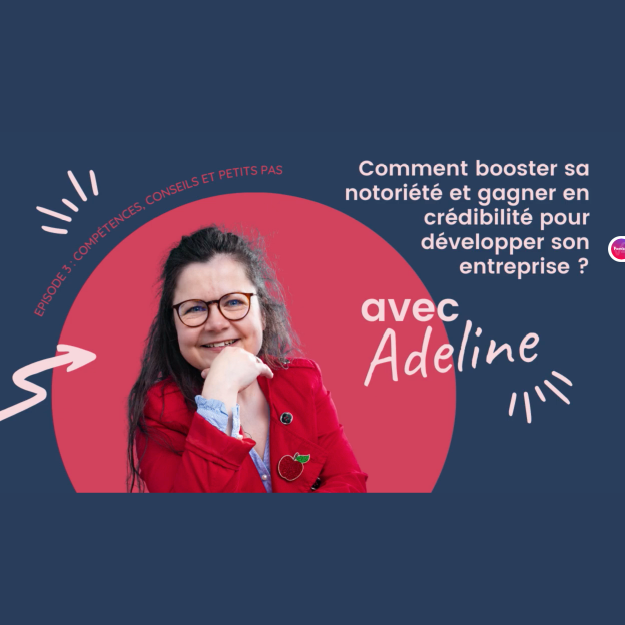 Adeline, femme brune à lunettes en veste rouge avec broche cerise souriante sur fond bleu marine et rose, podcast conseils pour être visible