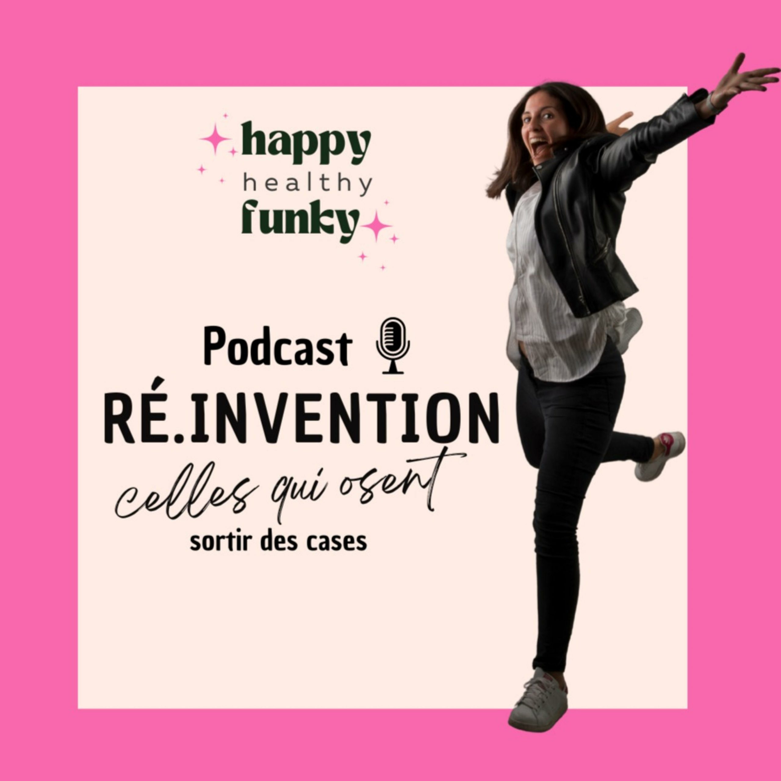 Femme brune en veste noire sautant bras écartés, bouche ouverte de joie, visuel podcast Ré.invention illustrant la puissance du communiqué de presse