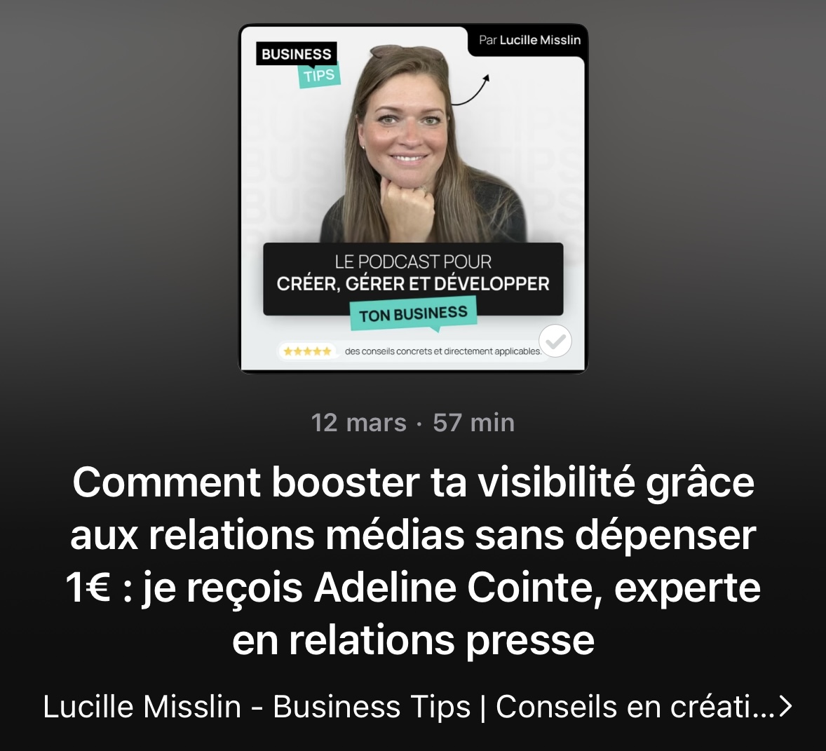 Lucille Misslin souriante, cheveux longs bruns, menton posé sur la main, couverture podcast Business Tips sur passer dans les médias avec 0 budget