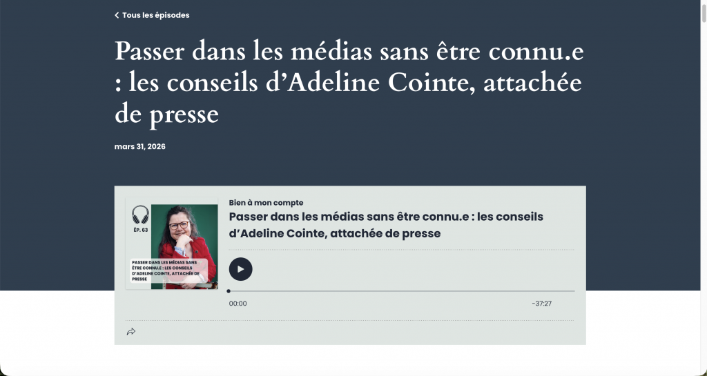 Podcast Bien à mon compte ép. 63, femme brune à lunettes en veste rouge souriante, conseils pratiques pour passer dans les médias sans être connu