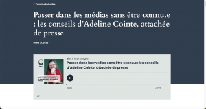 Podcast Bien à mon compte ép. 63, femme brune à lunettes en veste rouge souriante, conseils pratiques pour passer dans les médias sans être connu