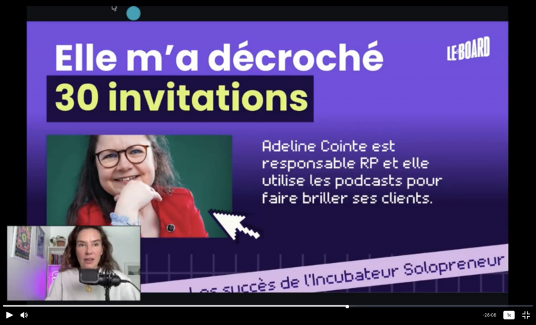 Adeline Cointe, lunettes et veste rouge, responsable RP qui amplifie ton message dans les podcasts et conférences - 30 invitations décrochées