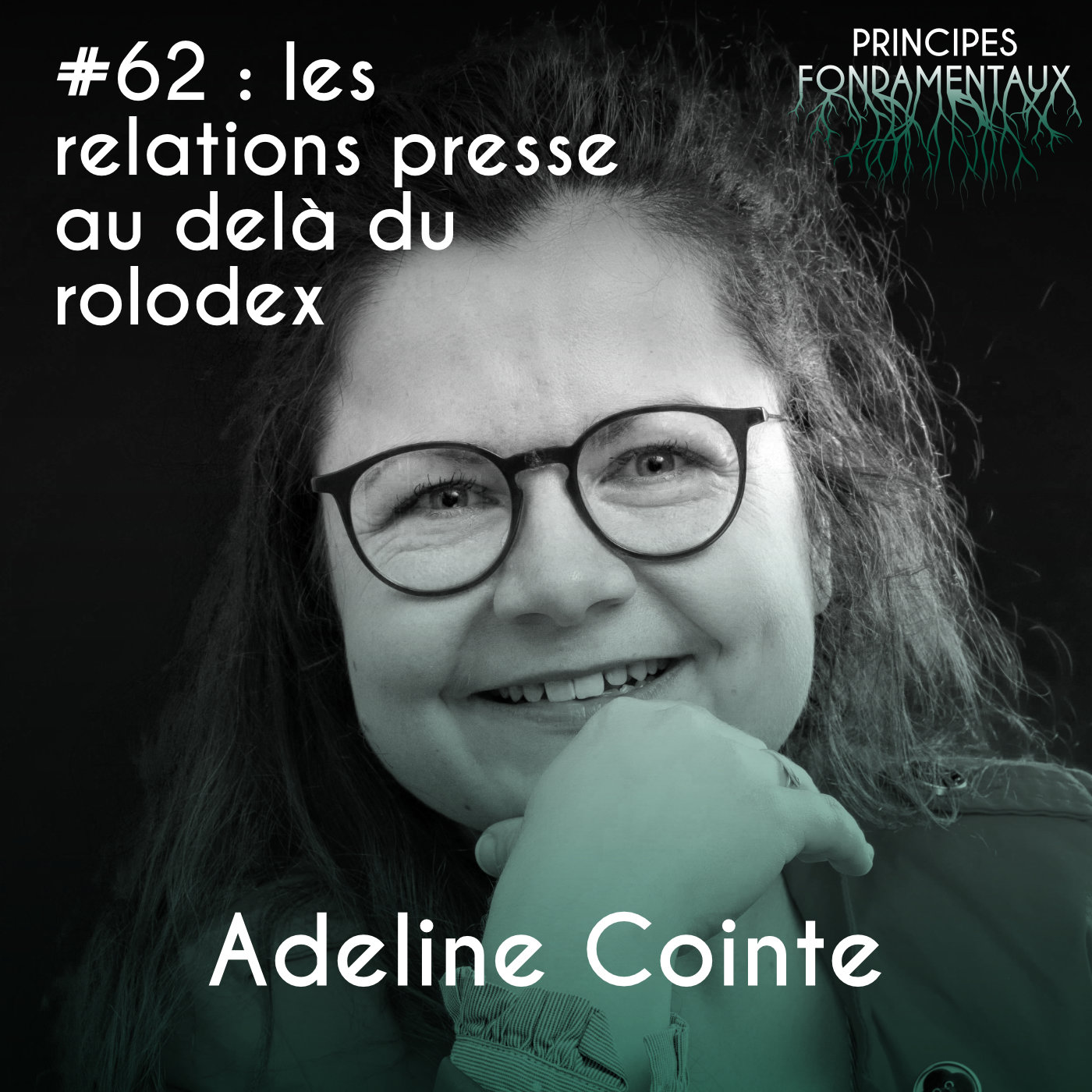 Adeline Cointe, cheveux bouclés, lunettes rondes noires, menton posé sur main, souriante, podcast relations presse pas qu'un carnet d'adresses