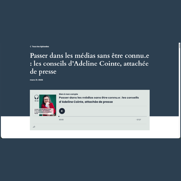Adeline Cointe, attachée de presse aux lunettes et haut rouge, souriante, illustre l'épisode du podcast Bien à mon compte sur les relations presse