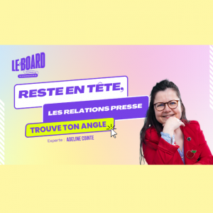 Adeline Cointe en veste rouge, cheveux noirs et lunettes, souriante, menton en main, Le Board – relations presse pour passer dans plusieurs médias